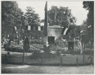 716418 Foto van het feestelijk versierde Oranjepark in Wijk C te Utrecht.